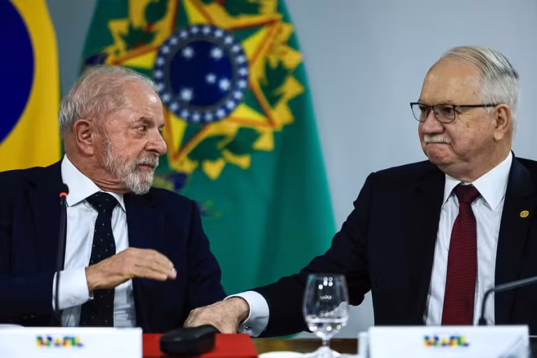 Lula e Edson Fachin participam de evento no Palácio do Planalto em meio à crise no STF - Foto: Brenno Carvalho/Agência O Globo