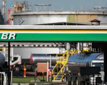 Refinaria da Petrobras; reajuste do diesel será compensado por subsídio de 30 dias - Foto: Diego Vara