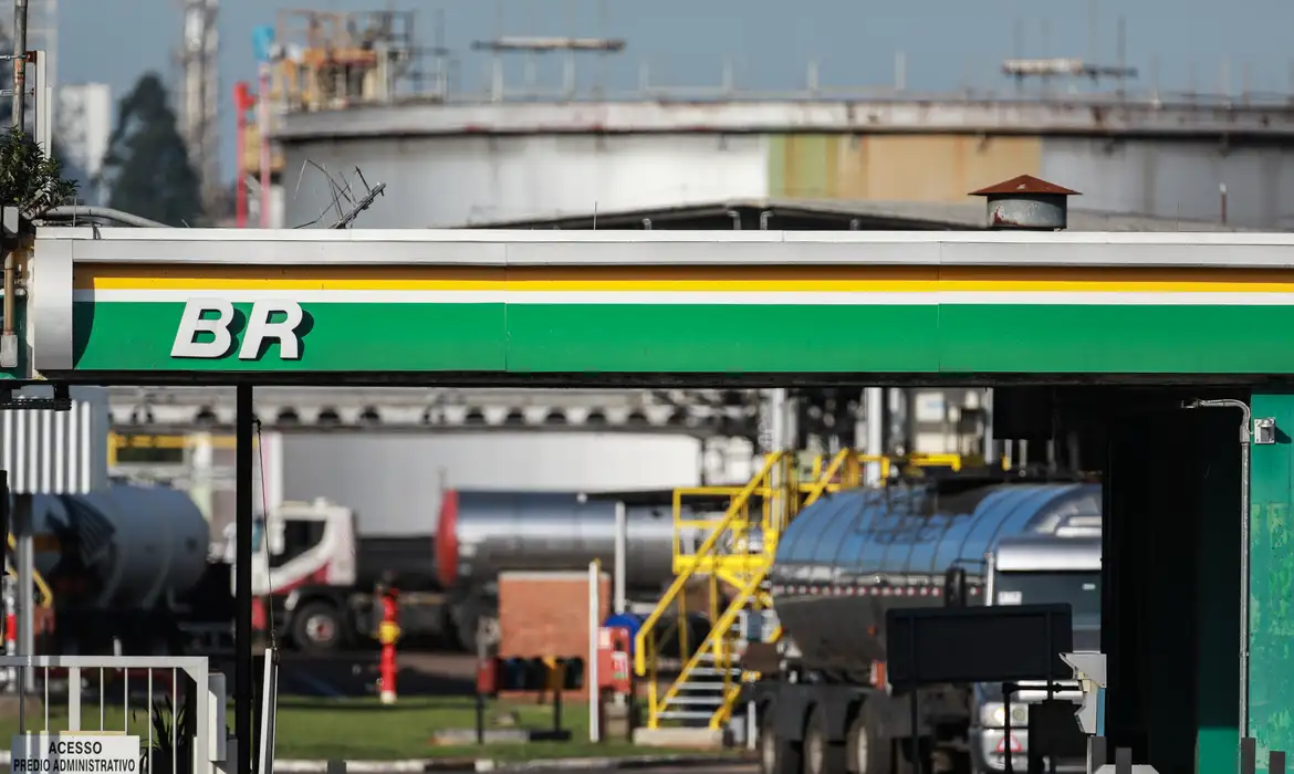 Petrobras aumenta diesel nas refinarias, mas subsídio mantém preço