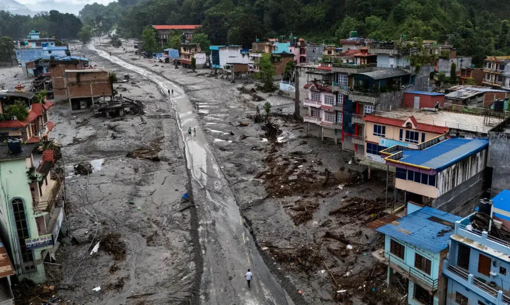 Enchentes e deslizamentos destruíram comunidades na região de fronteira entre Nepal e China - Foto: Athit Perawongmetha