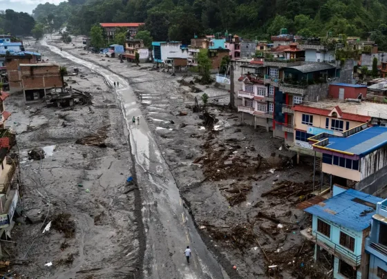 Enchentes e deslizamentos destruíram comunidades na região de fronteira entre Nepal e China - Foto: Athit Perawongmetha