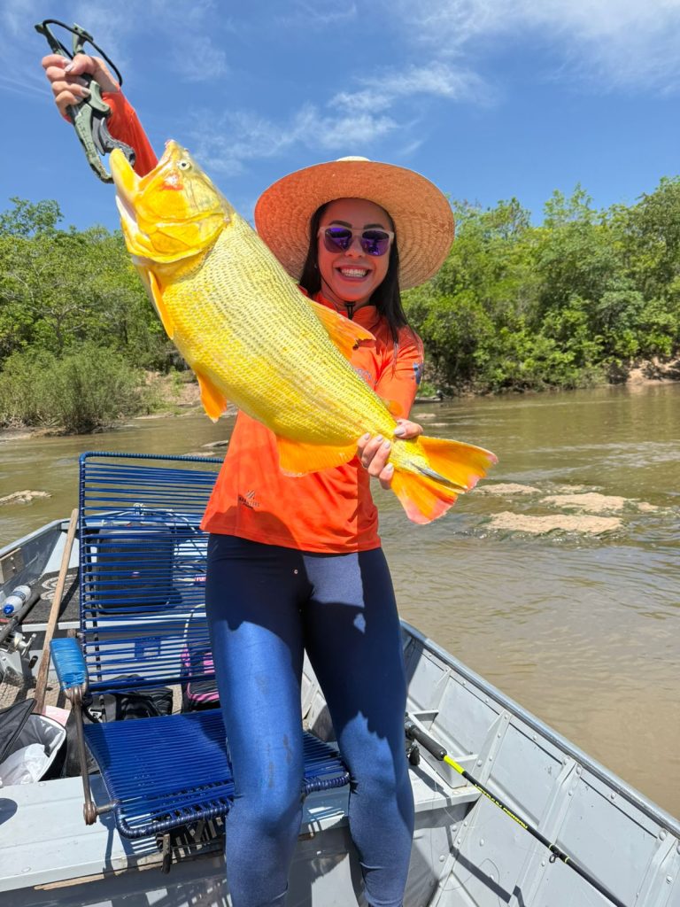 Carol Costa pesca um Dourado de 73cm - Foto: Arquivo pessoal