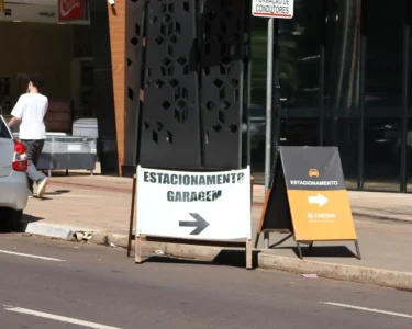 Placa de estacionamento particular ocupa espaço destinado a vaga pública na Avenida Afonso Pena - Foto: Mateus Andrade/Midiamax