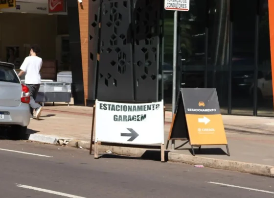 Placa de estacionamento particular ocupa espaço destinado a vaga pública na Avenida Afonso Pena - Foto: Mateus Andrade/Midiamax