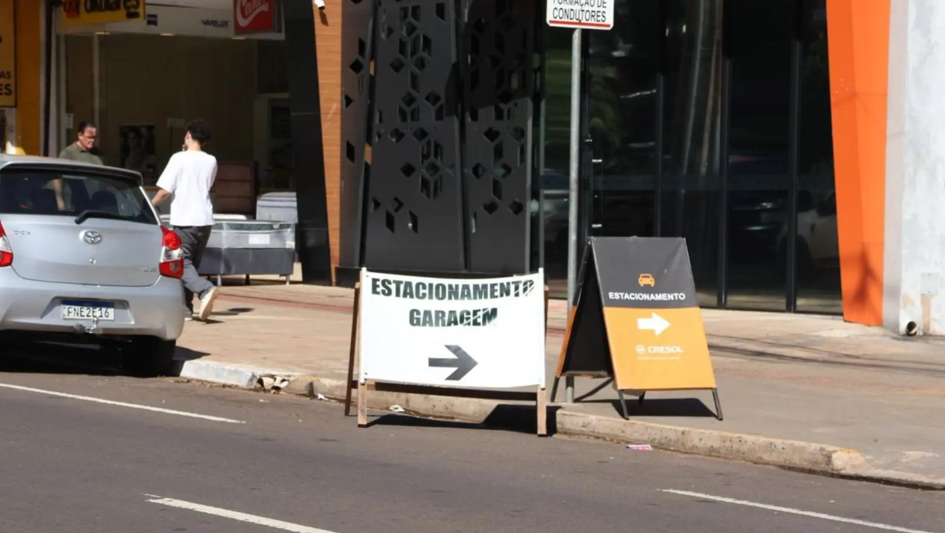 Placas de estacionamentos bloqueiam vagas públicas no Centro de Campo Grande