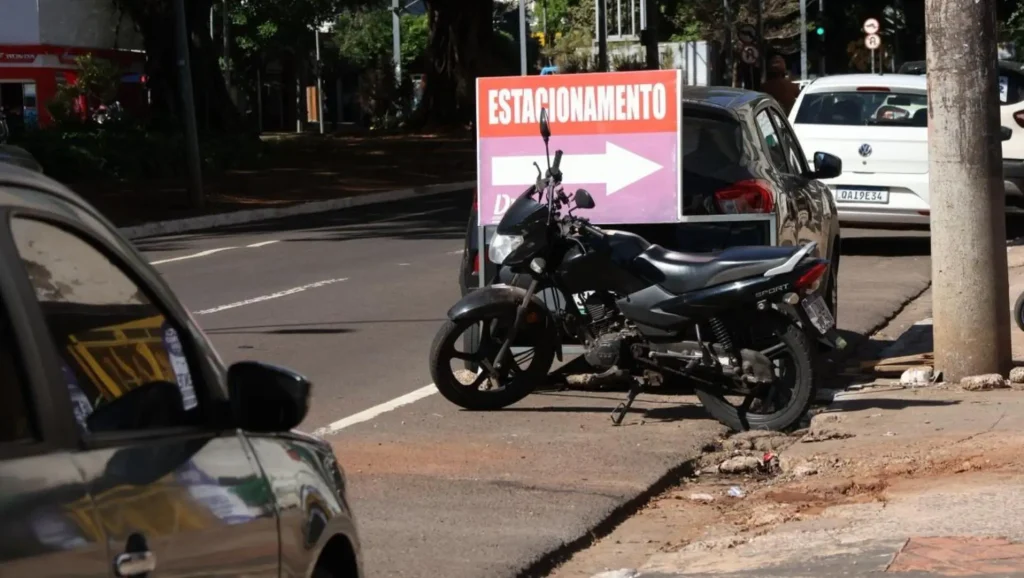 Motoristas reclamam de placas colocadas em vagas públicas no Centro de Campo Grande - Foto: Mateus Andrade/Midiamax