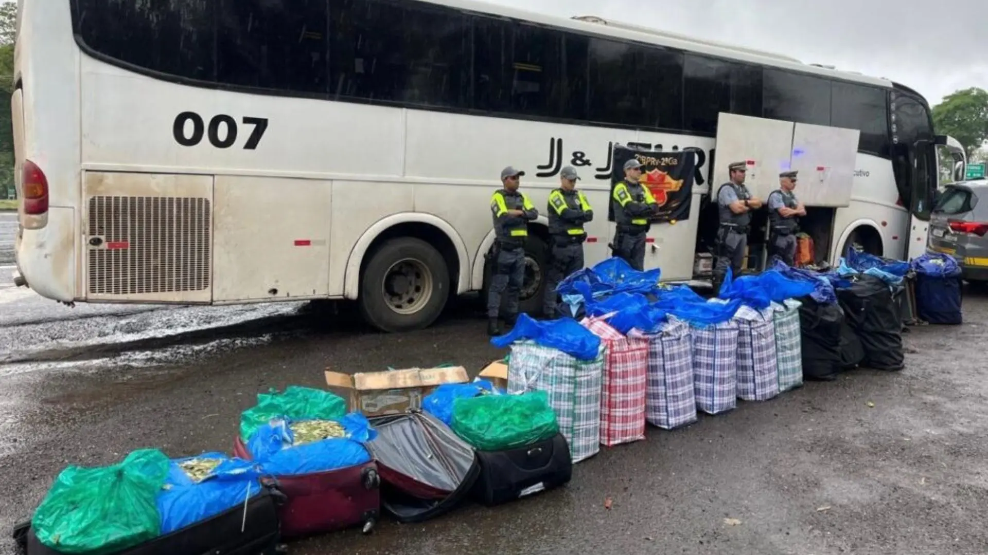Ônibus que saiu de Corumbá foi apreendido com 746,8 quilos de folhas de coca em São Paulo - Foto: Reprodução/Diário de Prudente