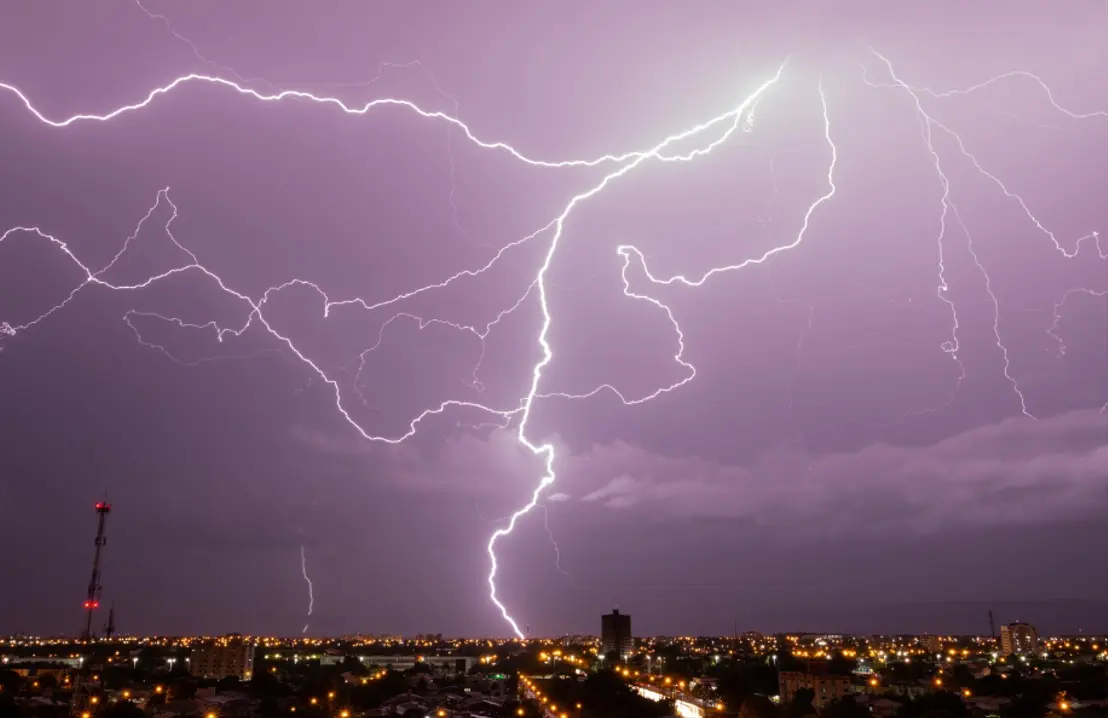 Mato Grosso do Sul tem 441 mil raios e rajadas de 80 km/h em temporal