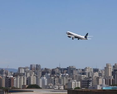 Anac decide que passageiro poderá arcar com alimentação por voo atrasado para posterior reembolso