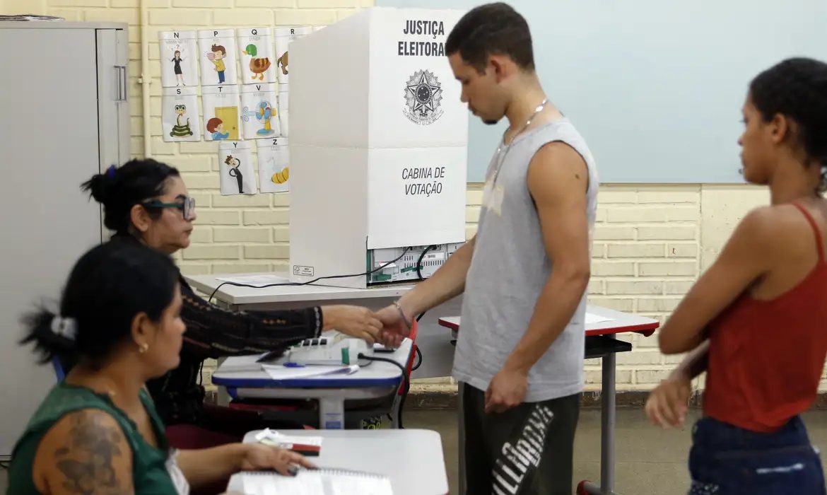 Voto facultativo: programa aborda jovens e idosos nas urnas