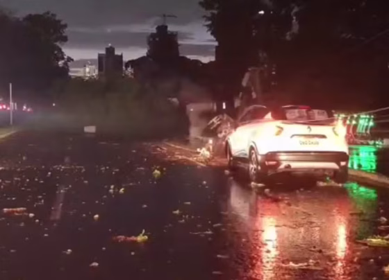 Motorista ficou presa no carro após cabos de energia caírem durante temporal na Avenida Afonso Pena - Foto: Divulgação