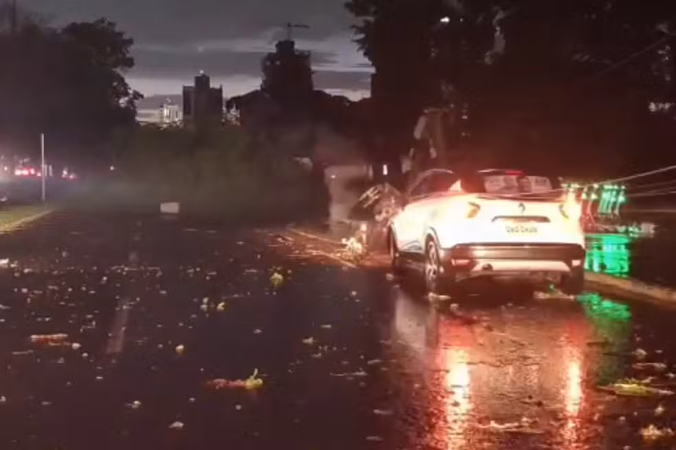 Mulher fica presa em carro após queda de fiação durante temporal em Campo Grande