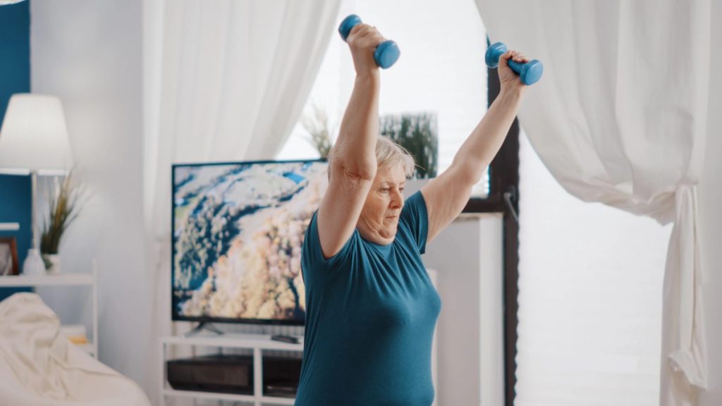 Conheça 4 exercícios ideais para idosos preservarem (e ganharem) massa magra