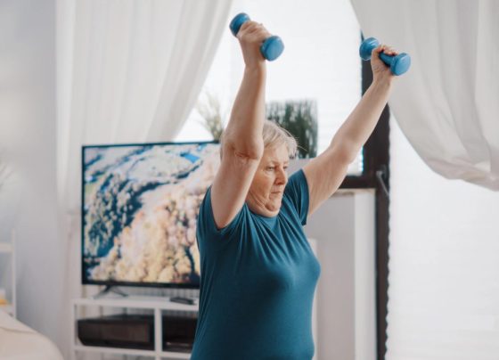 Conheça 4 exercícios ideais para idosos preservarem (e ganharem) massa magra