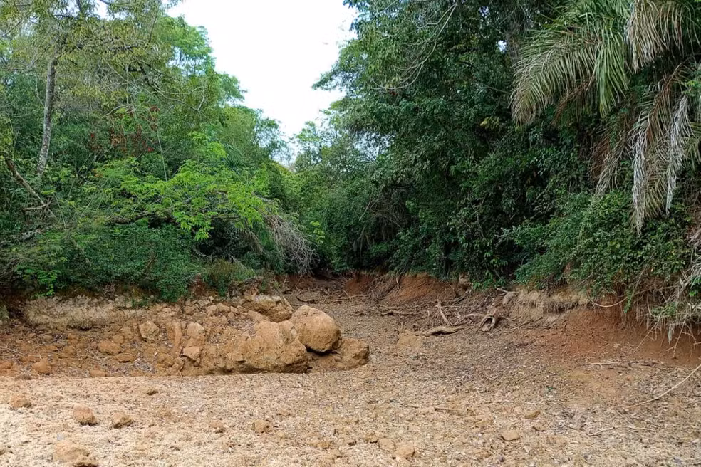 1º de setembro: mesmo ponto aparece completamente seco — Foto: Nisroque Soares Junior