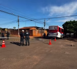 Motociclista de 19 anos morreu após ser atingido por um ônibus no bairro Vida Nova 2 - Foto: Caio Tumelero