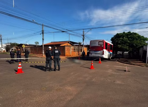 Motociclista de 19 anos morreu após ser atingido por um ônibus no bairro Vida Nova 2 - Foto: Caio Tumelero
