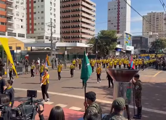 Moradores chegaram de madrugada para acompanhar o desfile de 7 de Setembro em Campo Grande - Foto: Giovanna Dauzacker