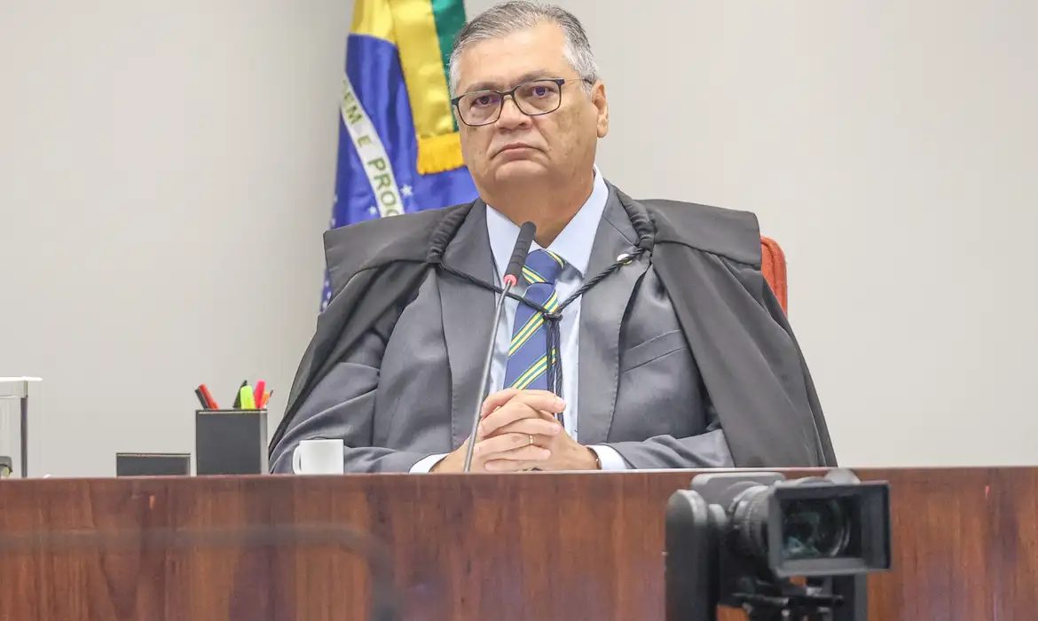 Flávio Dino anula ordem de Mendonça e reativa post de Tabet sobre padroeira