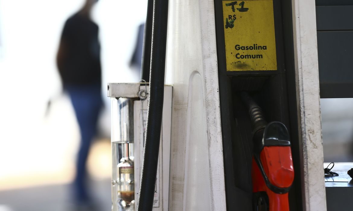 Governo endurece fiscalização e multas para conter alta de combustíveis
