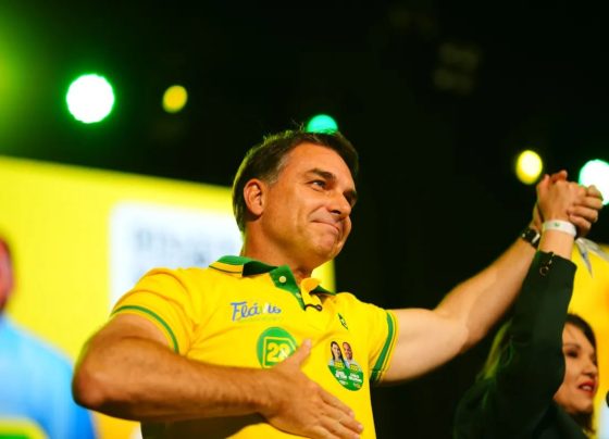 Flávio decide participar de debate mesmo sem a presença de Lula