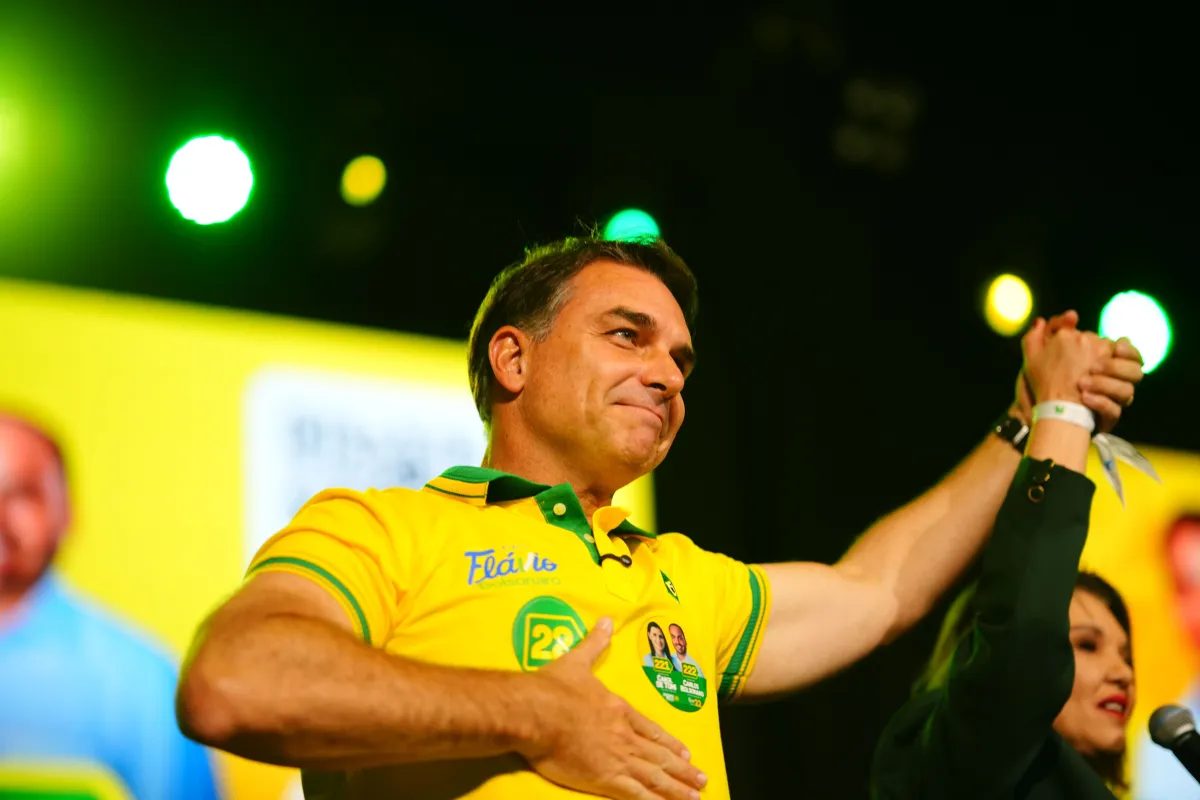 Flávio Bolsonaro confirma presença em debate mesmo sem Lula