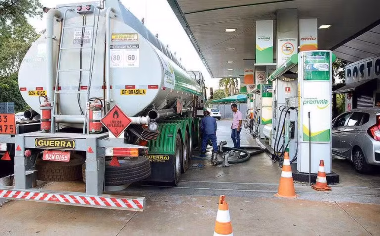 Petrobras desistiu do reajuste de R$ 0,19 anunciado para a gasolina nas refinarias - Foto: Marcello Casal Jr/Agência Brasil