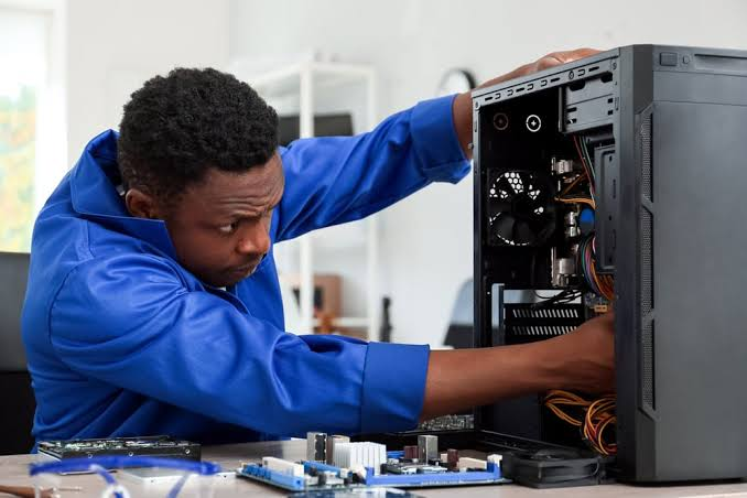 Curso gratuito de informática ensina manutenção de computadores para jovens