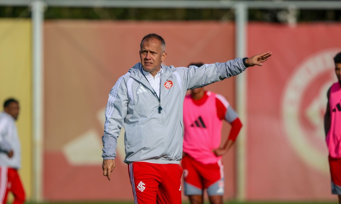 Internacional contrata técnico Eduardo Baptista para evitar queda no Brasileirão