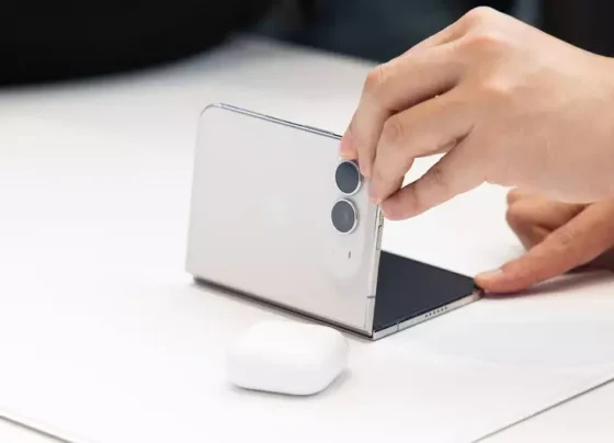 iPhone Duo é o primeiro smartphone dobrável apresentado pela Apple - Foto: Getty Images