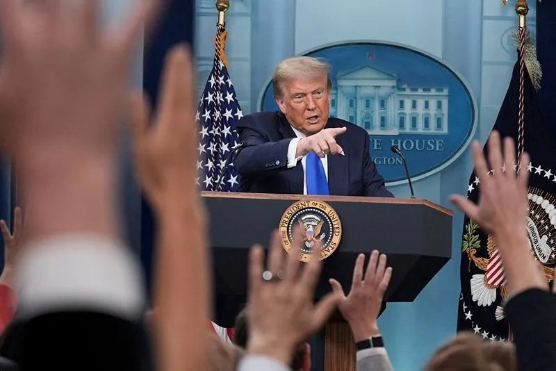 Justiça americana ordena que governo Trump devolva credenciais à imprensa