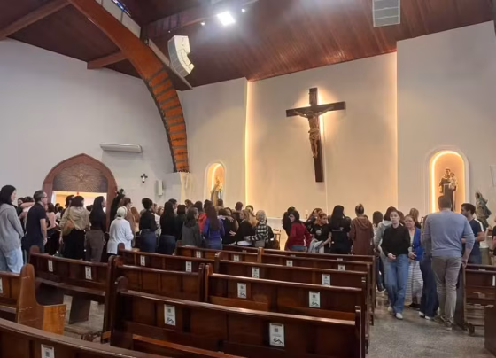 Familiares se reuniram em Campo Grande para a missa de sétimo dia de pai e filhas mortos na BR-163 - Foto: Thauana Luares/TV Morena