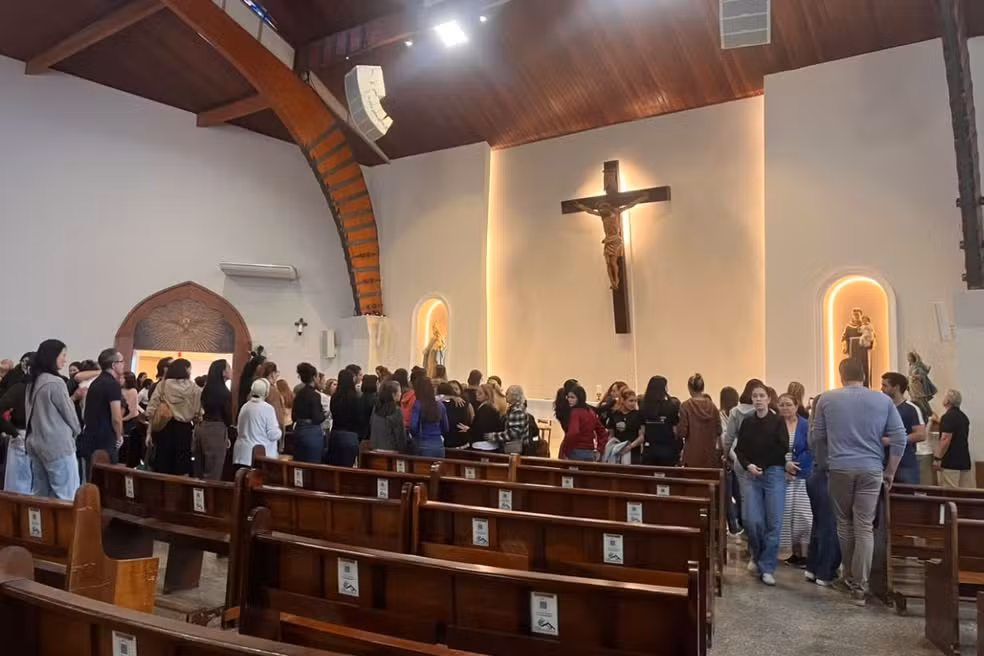Familiares se reuniram em Campo Grande para a missa de sétimo dia de pai e filhas mortos na BR-163 - Foto: Thauana Luares/TV Morena