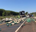 Cargas de algodão e água sanitária ficaram espalhadas na BR-158 após colisão frontal entre duas carretas - Foto: PRF/Divulgação
