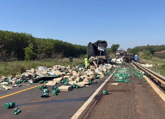 Cargas de algodão e água sanitária ficaram espalhadas na BR-158 após colisão frontal entre duas carretas - Foto: PRF/Divulgação