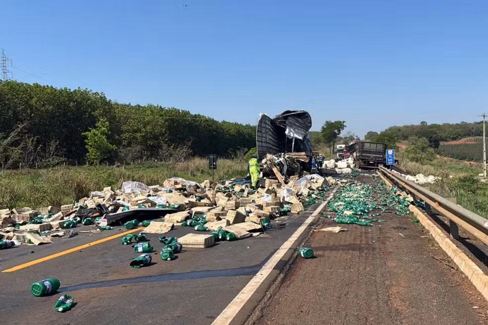 Colisão entre carretas deixa dois mortos na BR-158 em MS