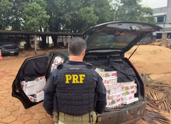 PRF apreendeu cerca de 40 caixas de cigarros contrabandeados após perseguição em Campo Grande - Foto: Divulgação/PRF