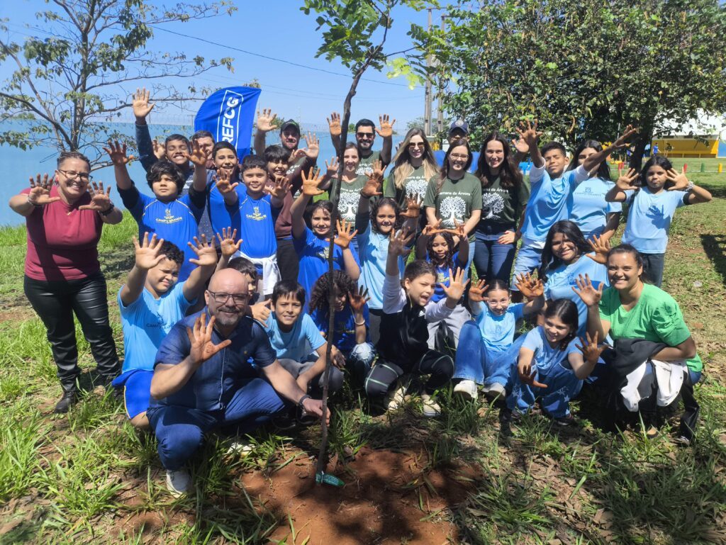 Campo Grande promove plantio de árvores e aproxima alunos da natureza