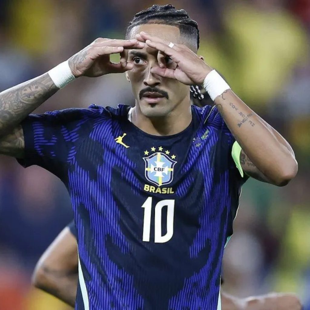 Raphinha sente desconforto na coxa e é substituído em amistoso da Seleção