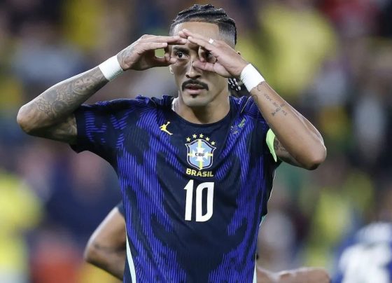 Raphinha sente desconforto na coxa e é substituído em amistoso da Seleção
