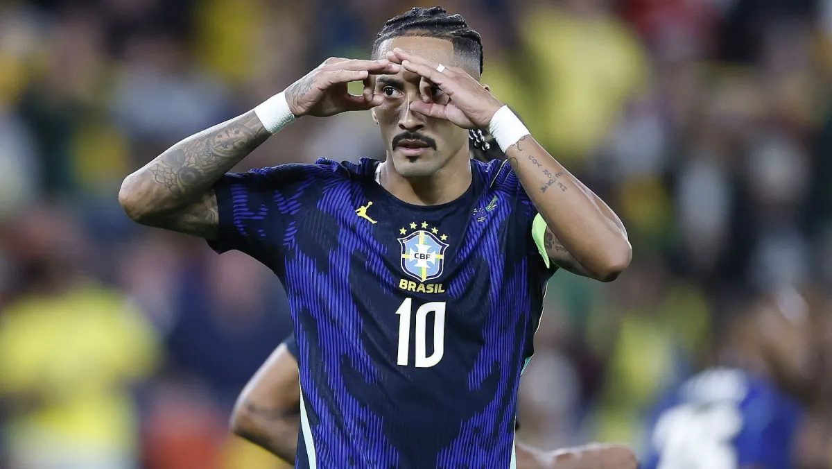 Raphinha sente dores na coxa e sai em amistoso da Seleção