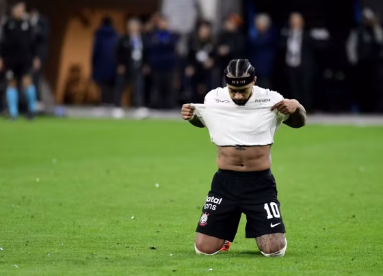 Memphis Depay lamenta pênalti perdido que poderia levar Corinthians aos pênaltis contra o Estudiantes - Foto: Marcos Ribolli