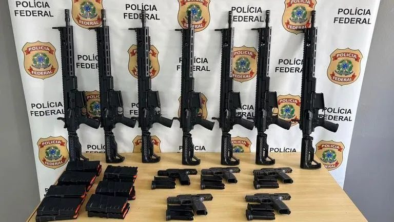 Policia Federal apreende quatro fuzis em transportadora de Niterói durante operação contra fraudes no registro de armas
