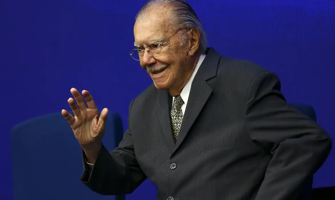 José Sarney é internado em São Paulo para tratar pneumonia bacteriana