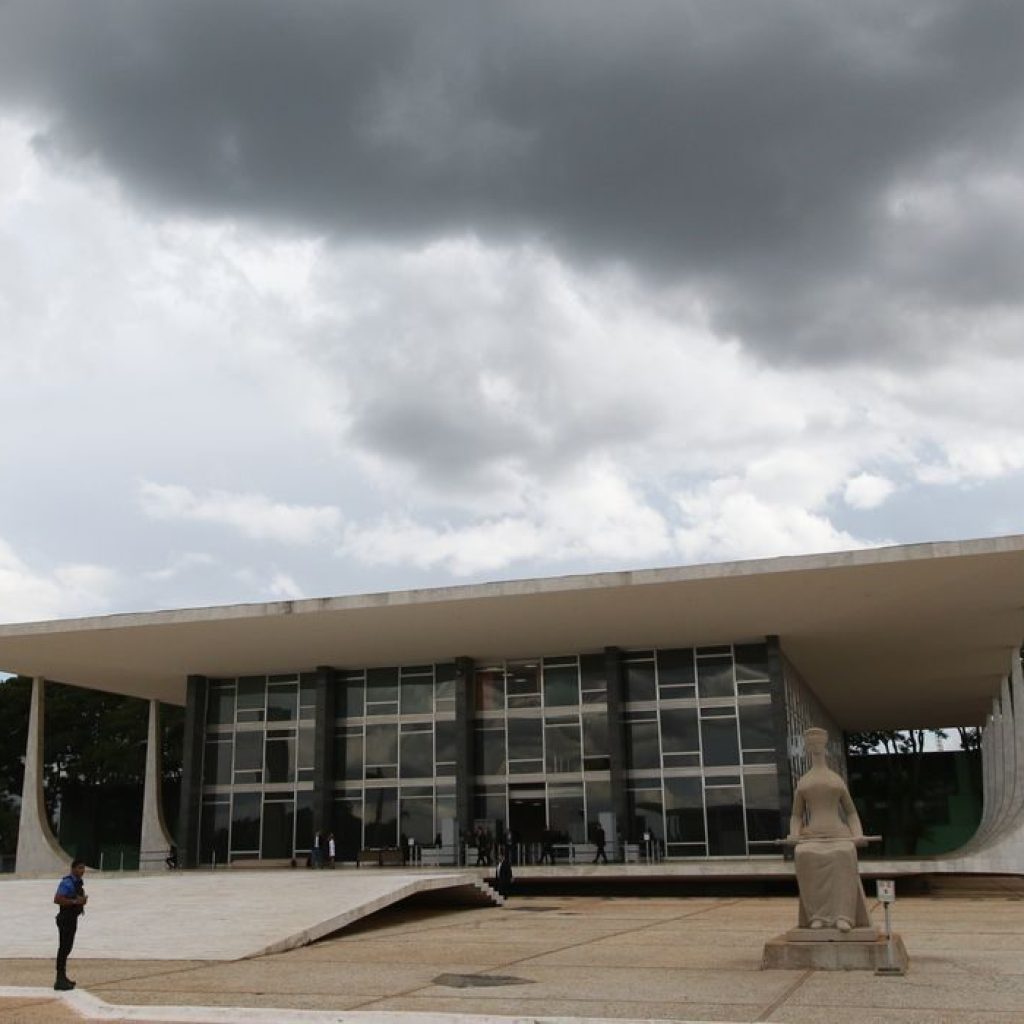 Zambelli pede ao STF salvo-conduto para vir ao Brasil votar na mãe