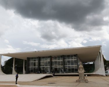 Zambelli pede ao STF salvo-conduto para vir ao Brasil votar na mãe