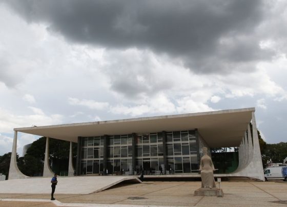 Zambelli pede ao STF salvo-conduto para vir ao Brasil votar na mãe