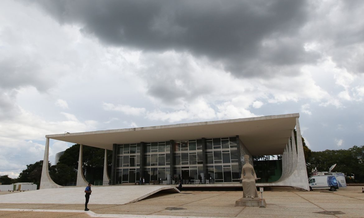 Carla Zambelli aciona o STF para conseguir salvo-conduto e votar no Brasil