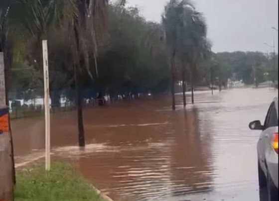 Avenida Senador Filinto Müller ficou tomada pela água após chuva intensa em Campo Grande - Foto: Arquivo pessoal