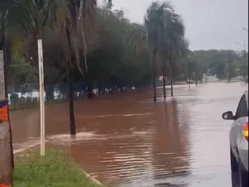 Chuva de 137,9 mm alaga ruas e deixa carros ilhados em Campo Grande